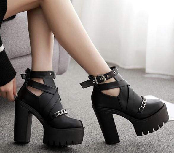 Retribution Chain Boots